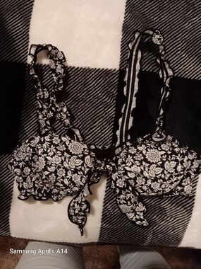 Xhilaration Black and White Floral Tie-Front Bikini Top